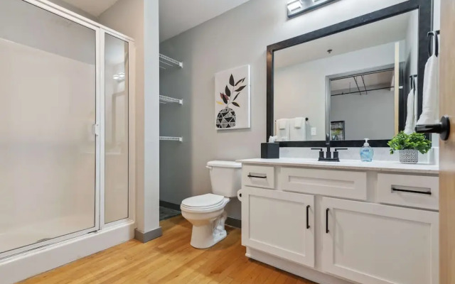 Spacious 2BR Downtown Retreat