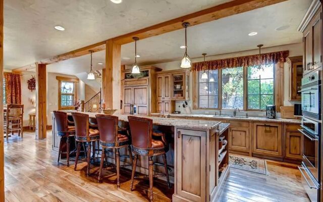 Hatari Lodge 5 Bedroom Home by RedAwning