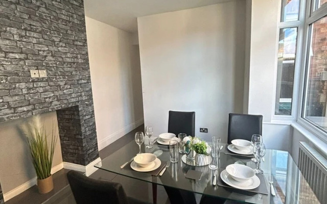 NEW 4 Double Bedrooms Large House