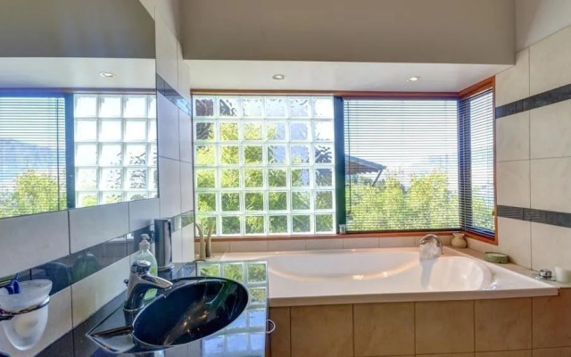 Aries Lake View Villa