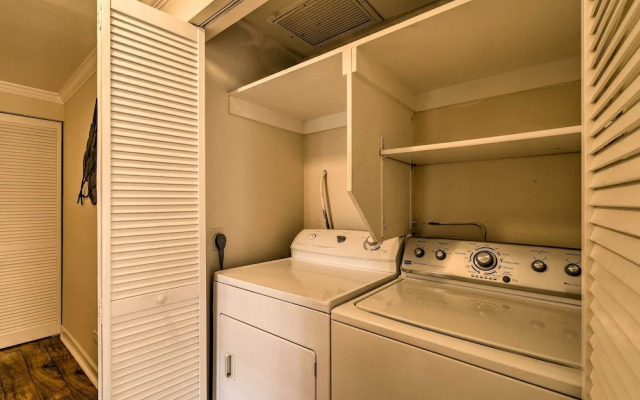 Downtown Air Conditioned Condo: Walk to Beaches