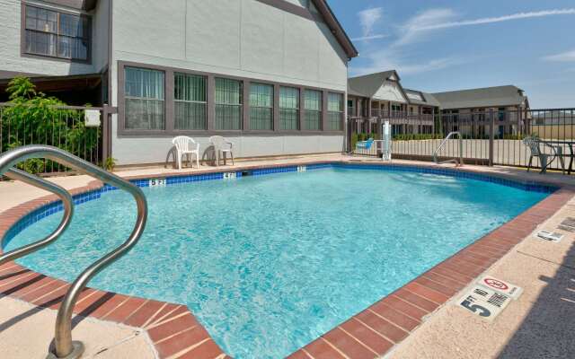 Howard Johnson by Wyndham San Marcos