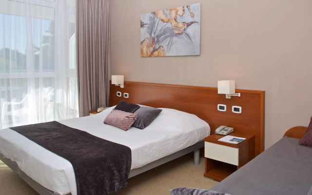 Arena Hotel Holiday