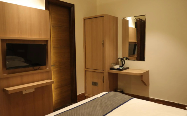 Hotel Crown Savoy, Near Railway Station & GURU NANAK DEV UNIVERSITY