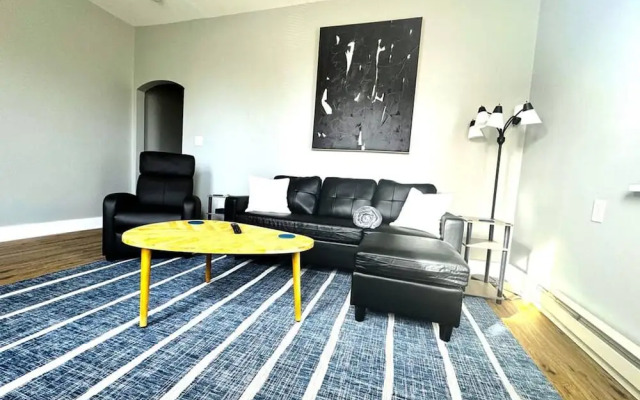 Modern Cozy Unit With King Bed