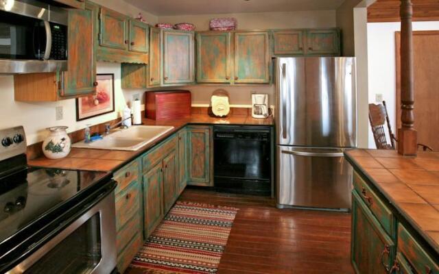 Hillside Hideaway by Stewart Mountain Lodging