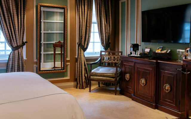 Windsor Arms Hotel