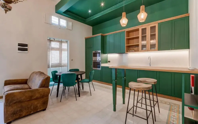 Spacious Apartment With Patio and Workspace