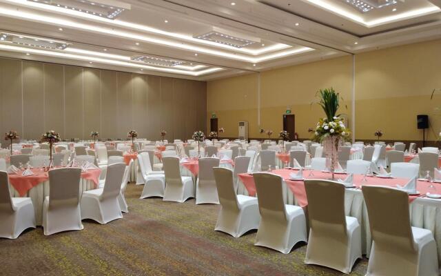 The Golden Peak Hotel & Suites powered by Cocotel