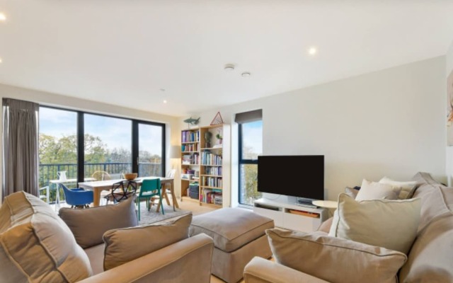 Lovely Luminous 3 Bed Flat, With Secure Ev Parkng