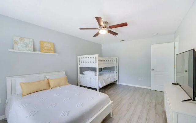 Inviting Home w/ Lanai & Pool in Kissimmee!