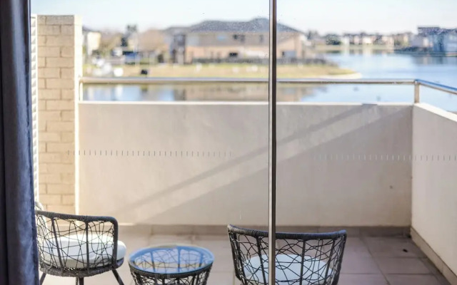 StayAU Magnificent Lakefront Villa
