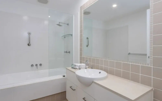 Stunning She Oak Lane 2 BR Apartment