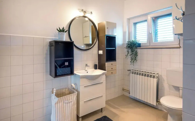 Spacious 2 Bedroom Apartment With Balcony