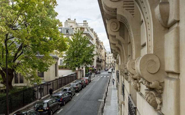 Veeve - Enchanting Murals by Trocadero Gardens
