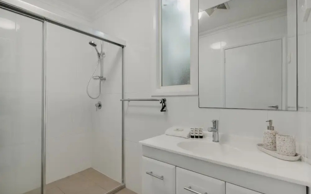 Peaceful 1-bed Apartment Close to Lonsdale St