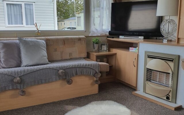 Stunning 2-Bed Sleeps 6 Caravan in Felixstow