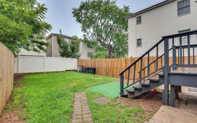 Convenient Elizabeth Apartment w/ Private Balcony!