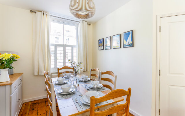 Perfect For Family Stays, Ideal For Walk To Shops & Restaurants