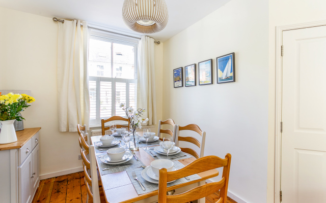 Perfect for family stays, ideal for walk to shops & restaurants