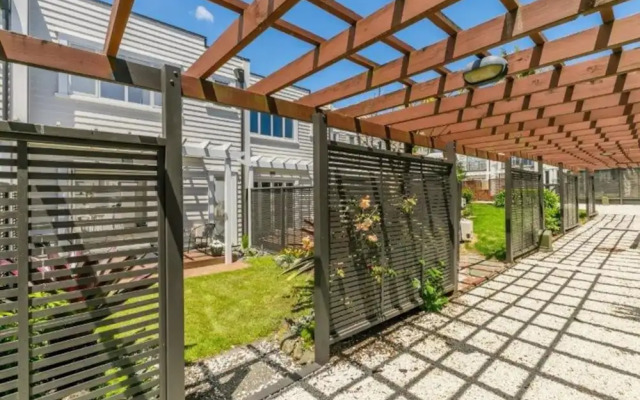 Modern and Central 2 Bedroom Home in Epsom