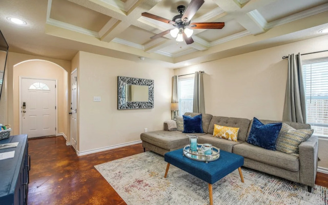 San Antonio Townhome ~ 2 Mi to Aquarium!