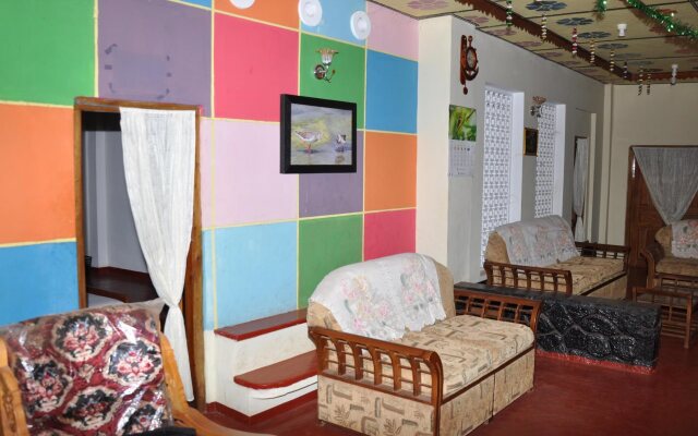 Four Teess Rest Inn