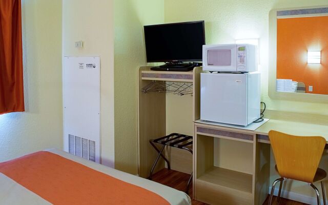 Motel 6 Seymour, IN - North