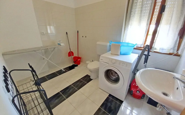 Detached House at Country Side, Fenced Private Garden Ideal for 2 Fam, Wifi