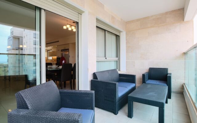 Luxury Family Getaway in Ramat Aviv