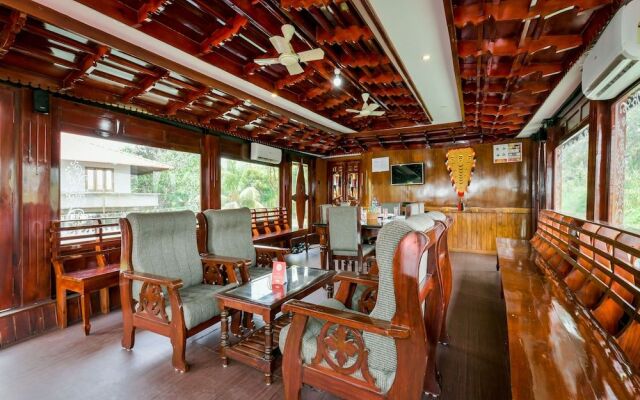 OYO 13525 HouseBoat My Trip Deluxe 3 BHK Private