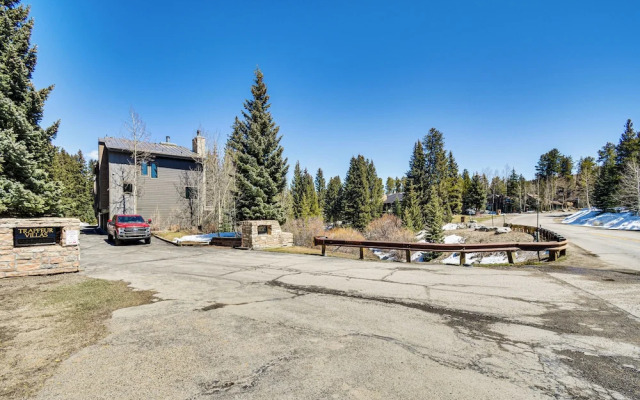 Walk to Town & Slopes: Riverfront Breckenridge Gem