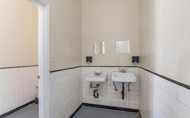 Mariachi Plaza Hotel