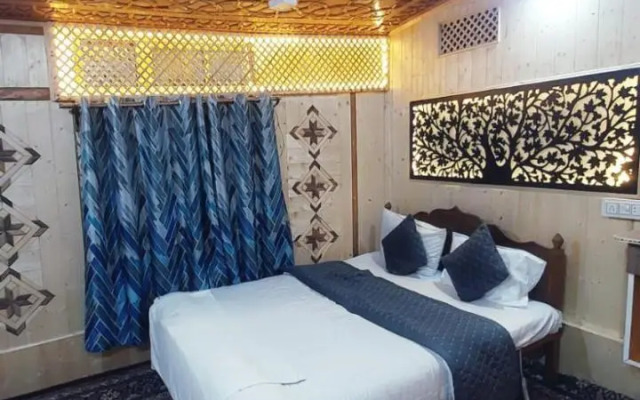 Houseboat Shamus Maqbool