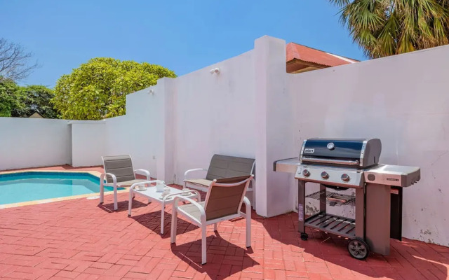 3BR 3BA Pool Downtown Short Walk to Beach