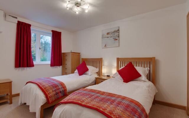 Contemporary Holiday Home in Little Petherick With Terrace