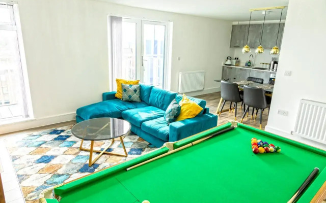 Attractive 2 Bedroom Penthouse with free Parking