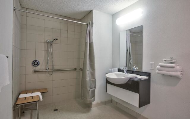 Motel 6 Dothan, AL