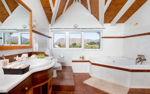 Villa Elihrisos-private Heated Pool Near the sea