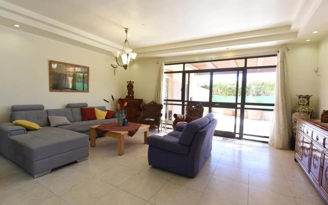 Flintstone Guest House-heated swimming pool