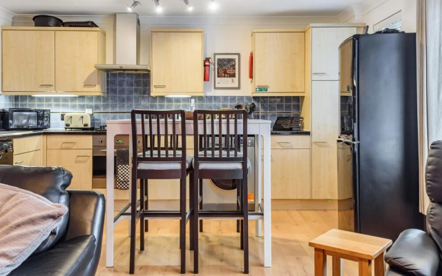 Stylish 2 Bedroom Apartment Central Exeter Parking on Site