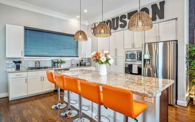 Posh Dtwn Midtown Home w Stunning Roof-topterrace