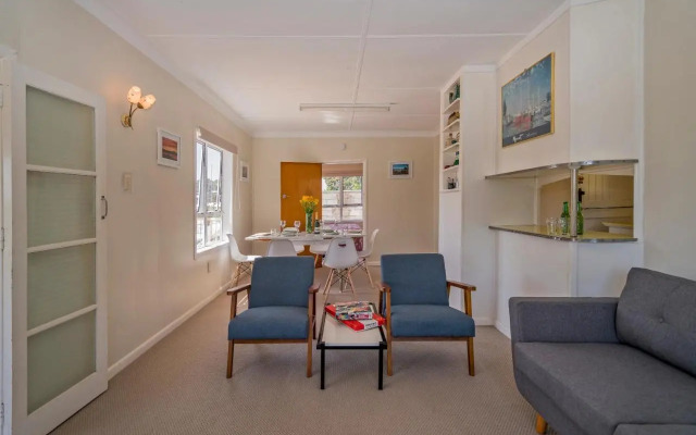 Sun Seeker Bach - Ferry Landing Holiday Home