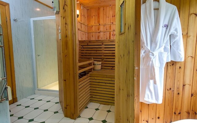 Beautiful 5 Star Chalet With Sauna and spa Bath