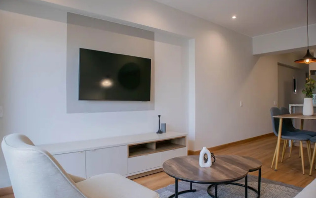Picturesque 2BR With Fantastic Pool in Miraflores