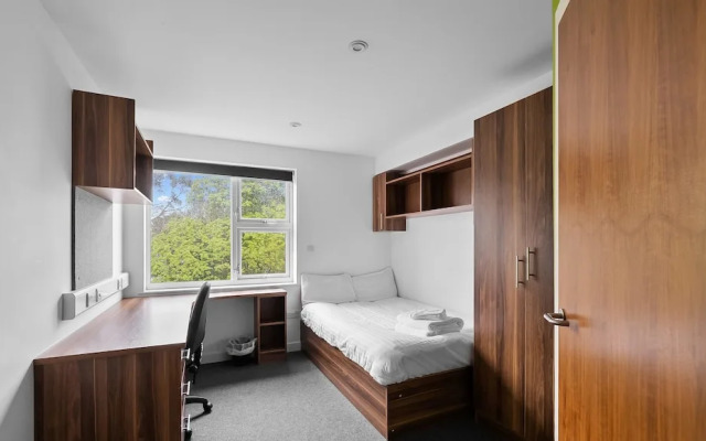 5 Bed Apartment @ Derriford Stays by Pureserviced