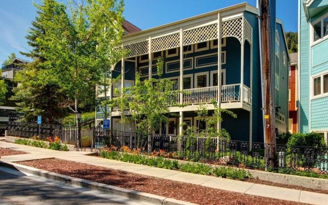 3BR 4BA Motherlode 4 Townhome by RedAwning