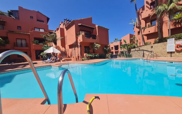 Luxury 2-bed Apartment in Elviria W/pool