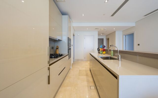 Spacious beachfront 2 bedroom apartment