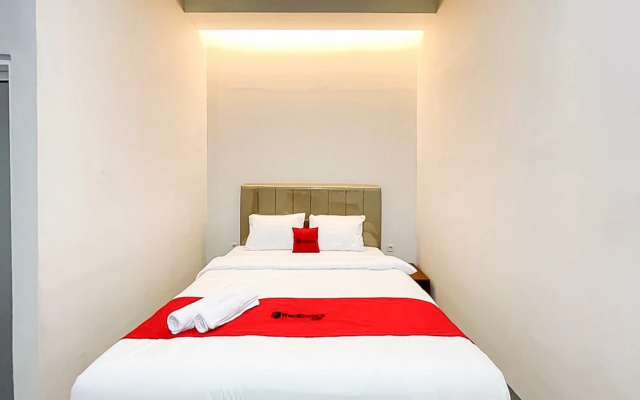 RedDoorz Plus Near Kebun Raya Bogor – Guest Rooms – Bogor